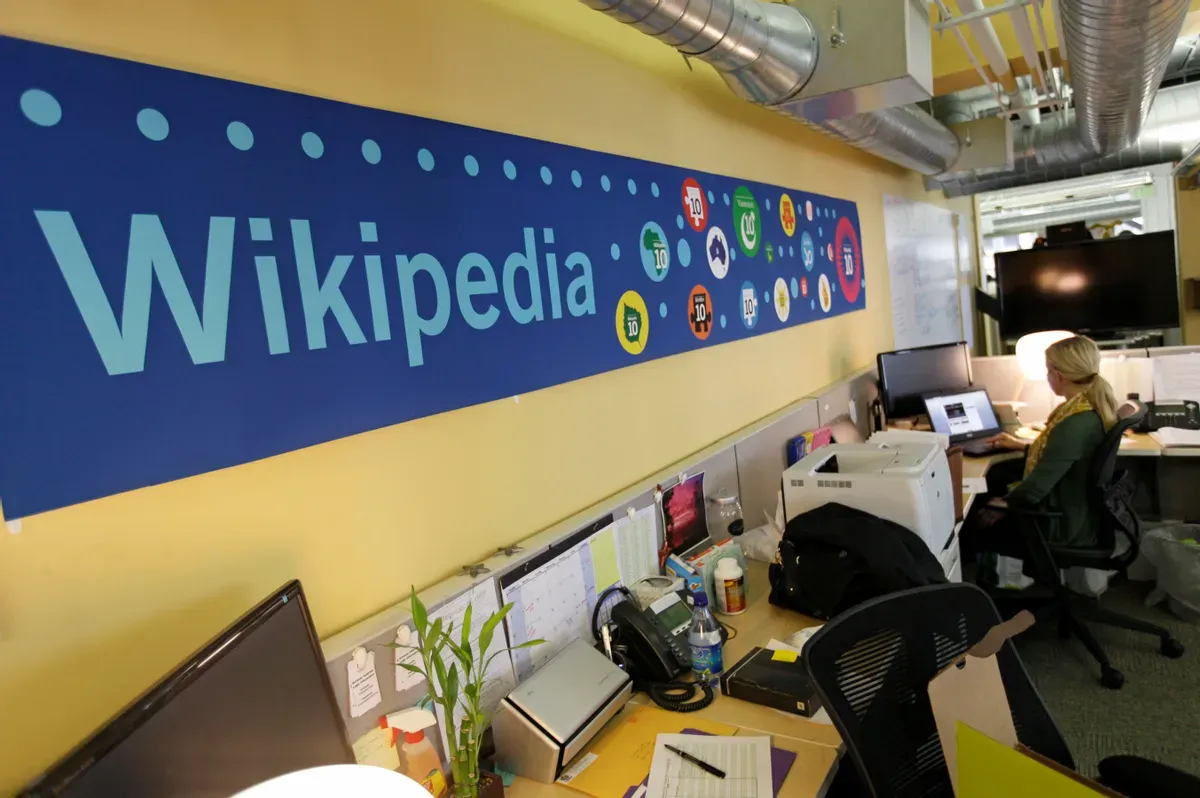 Wikipedia Halts AI Summary Trial After Editors Warn of Accuracy Risks