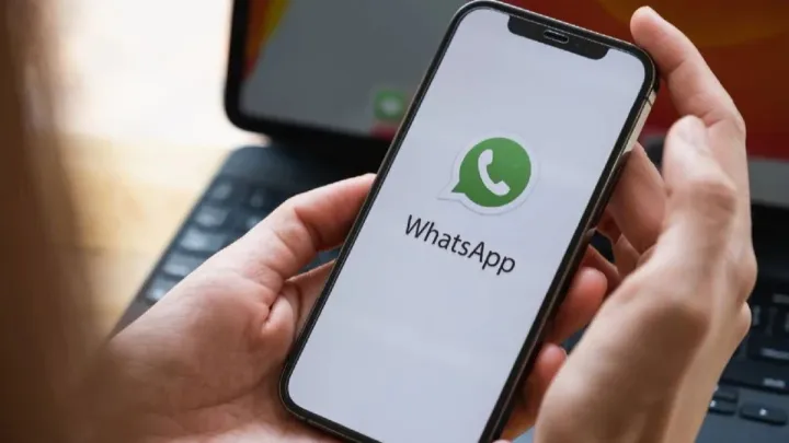 WhatsApp Tests AI-Powered Message Summaries